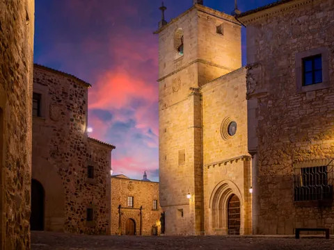 Catedral Santa Maria Asuncion Cáceres free tour Cáceres misterios leyendas atardecer