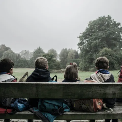 Niños en un parque Lisboa con niños Buendía Tours