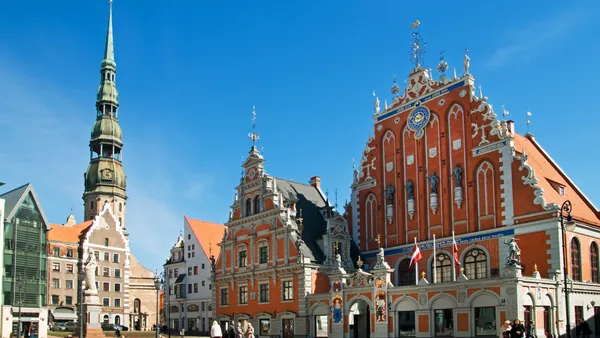 La plaza del Ayuntamiento, rodeada de edificios característicos de la ciudad.