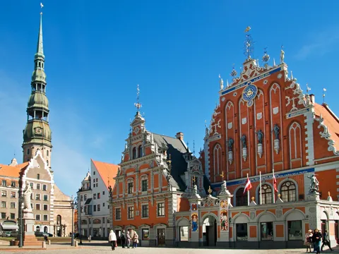La plaza del Ayuntamiento, rodeada de edificios característicos de la ciudad.