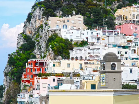 Casas enclavadas en la piedra en Capri