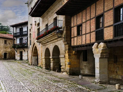 Vista de las casas tradicionales de Santillana del Mar, donde la piedra y la madera se combinan en una armoniosa arquitectura.