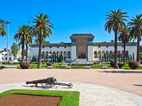 Plaza de las Naciones Unidas con palmeras y edificios emblemáticos en Casablanca