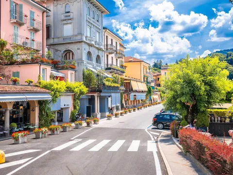Pasear por Bellagio es seguir calles empedradas entre fachadas color miel, con vistas abiertas al Lago de Como.