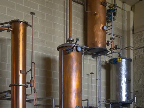 Alambiques industriales, utilizados para la destilación Whisky