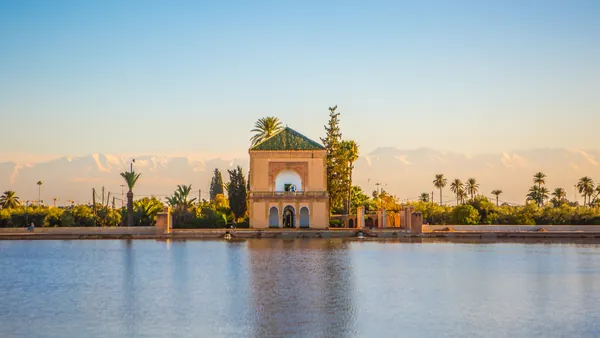 Pabellón y estanque de los Jardines de la Menara en Marrakech