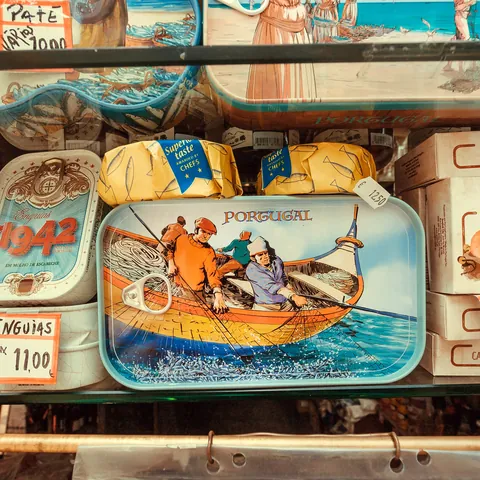 Lata de conservas tradicional en una tienda de Lisboa - Radiokafka / Shutterstock.com
