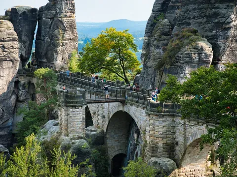 Visita el puente Bastei en el Parque Nacional de la Suiza Sajona en Alemania con buendía