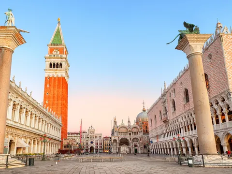 Campanario de San Marcos y Palacio Ducal en la Plaza San Marcos de Venecia