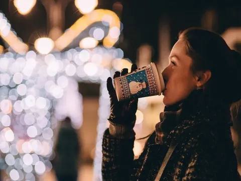Persona bebiendo gløgg en mercado navideño de Copenhague, Dinamarca
