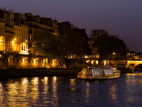 Mientras el crucero recorre el Sena, irás viendo monumentos destacados de París como Notre Dame o El Louvre.