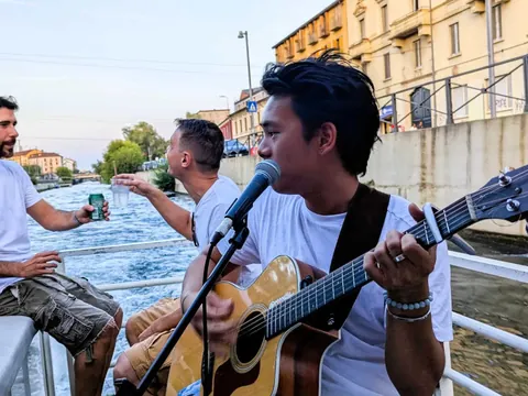 Música en directo para amenizar la travesía por los canales de Navigli.
