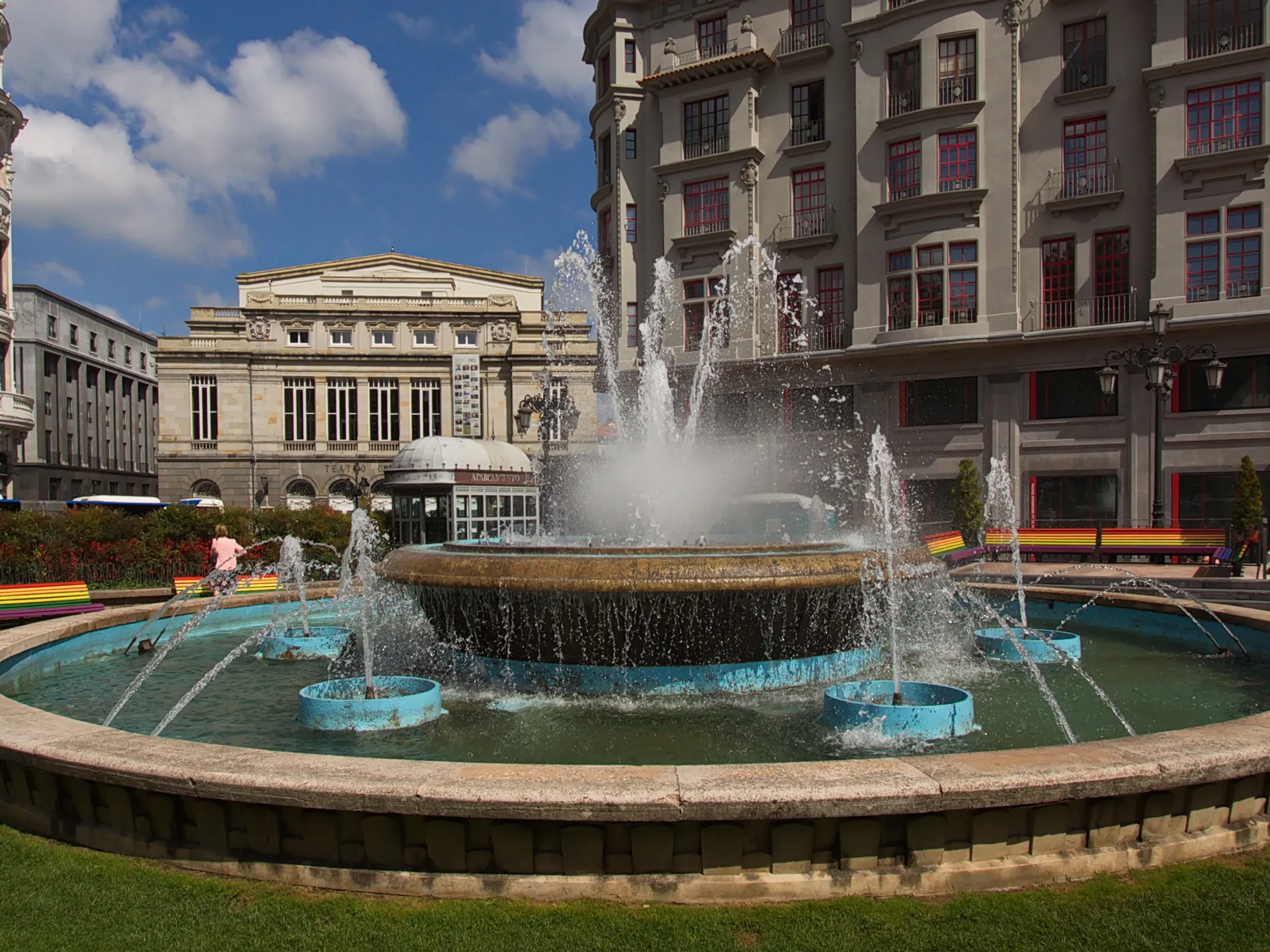 Fuente de la Plaza de la Escandalera de Oviedo - Plaza de la Escandalera - Qué ver en Oviedo - Guía de Viajes Oviedo - Buendía Tours