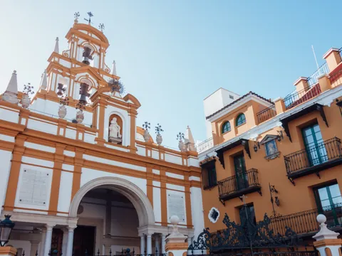Fachada principal de la Basílica de la Macarena, uno de los monumentos clave de este free tour por el barrio.