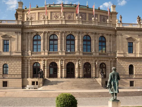 Fachada neorrenacentista del Rudolfinum, Praga