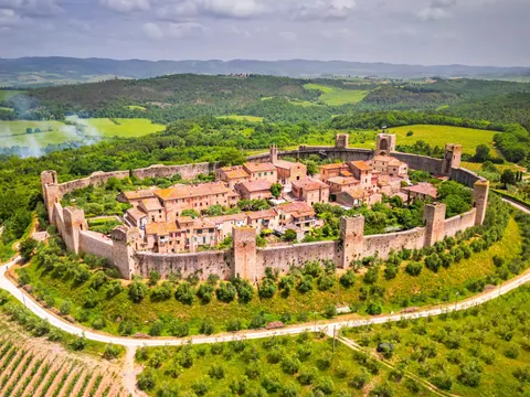 Vista aérea de Monteriggioni amurallado en la Toscana, Italia