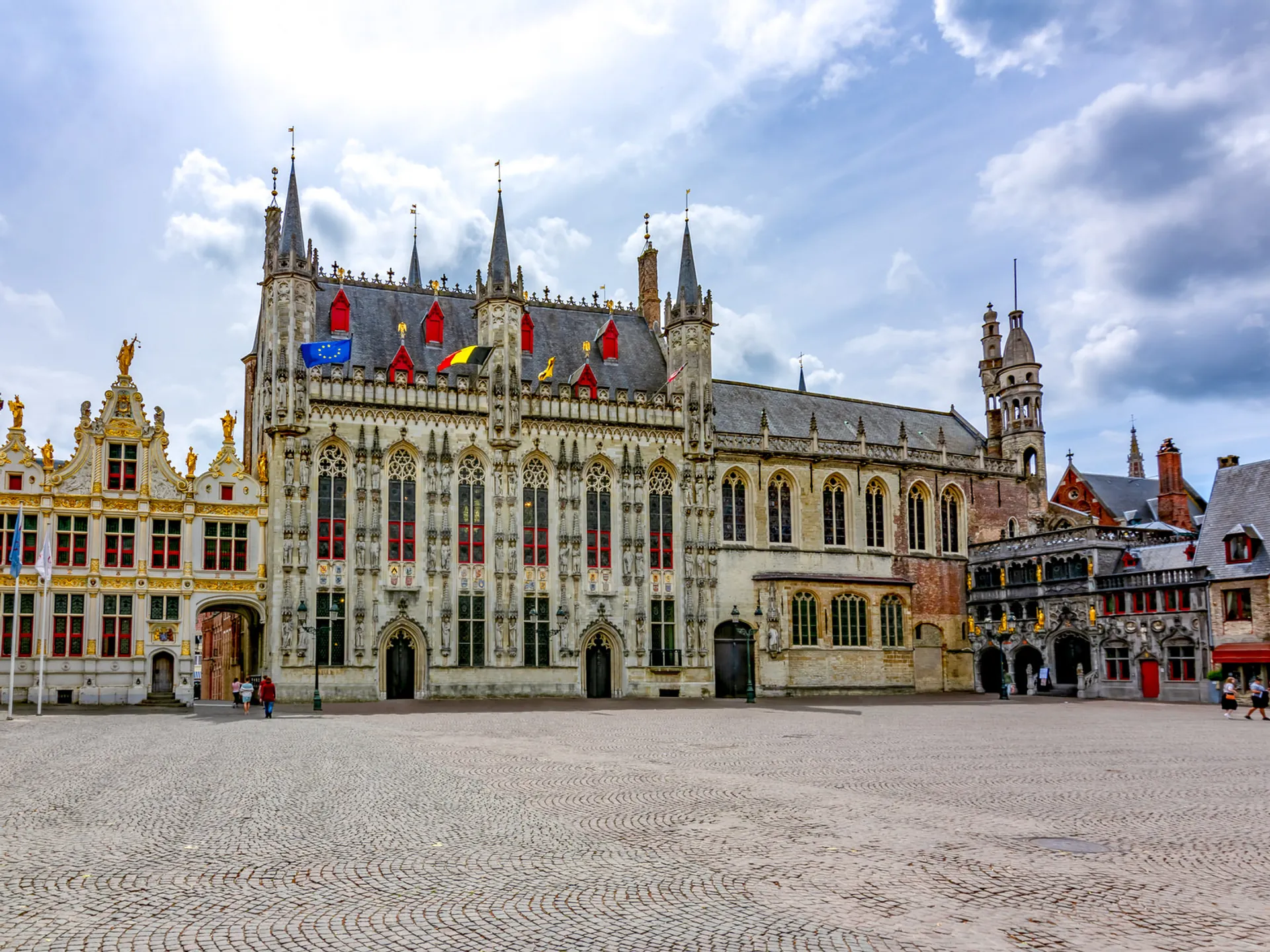 plaza-burg-brujas-justicia-ayuntamiento-basilica-santa-sangre_0.jpg