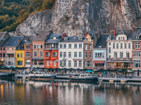 Barcos atracados junto al río Mosa en Dinant, Bélgica