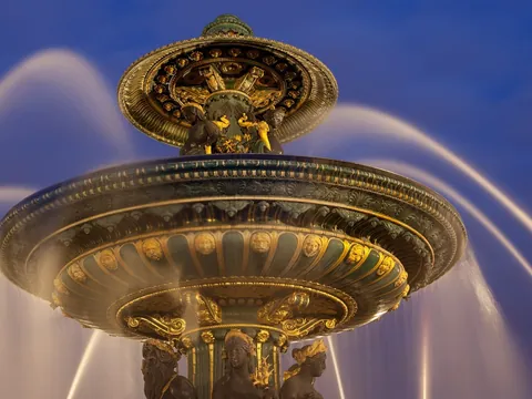 Fuente de los Mares iluminada en la Plaza de la Concordia.