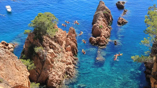 Rutas en canoa y kayak en Ibiza para descubrir calas, cuevas y otra cara de la isla