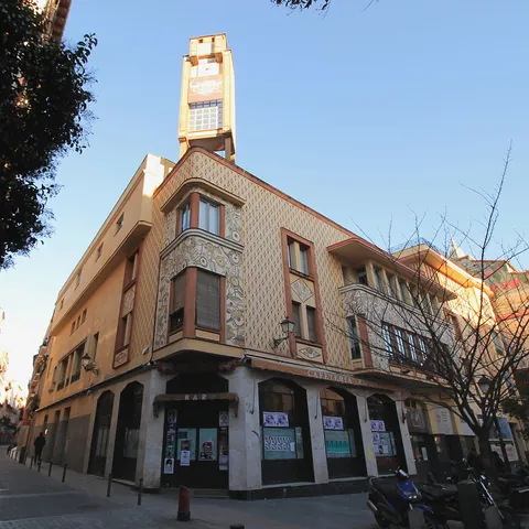 Esquina del edificio Teatro Pavon de Madrid-Guía Viaje Buendiatours