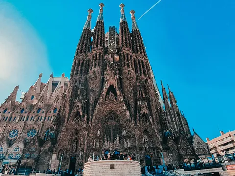 Fachada de la Sagrada Familia de Gaudí en Barcelona bajo cielo despejado.