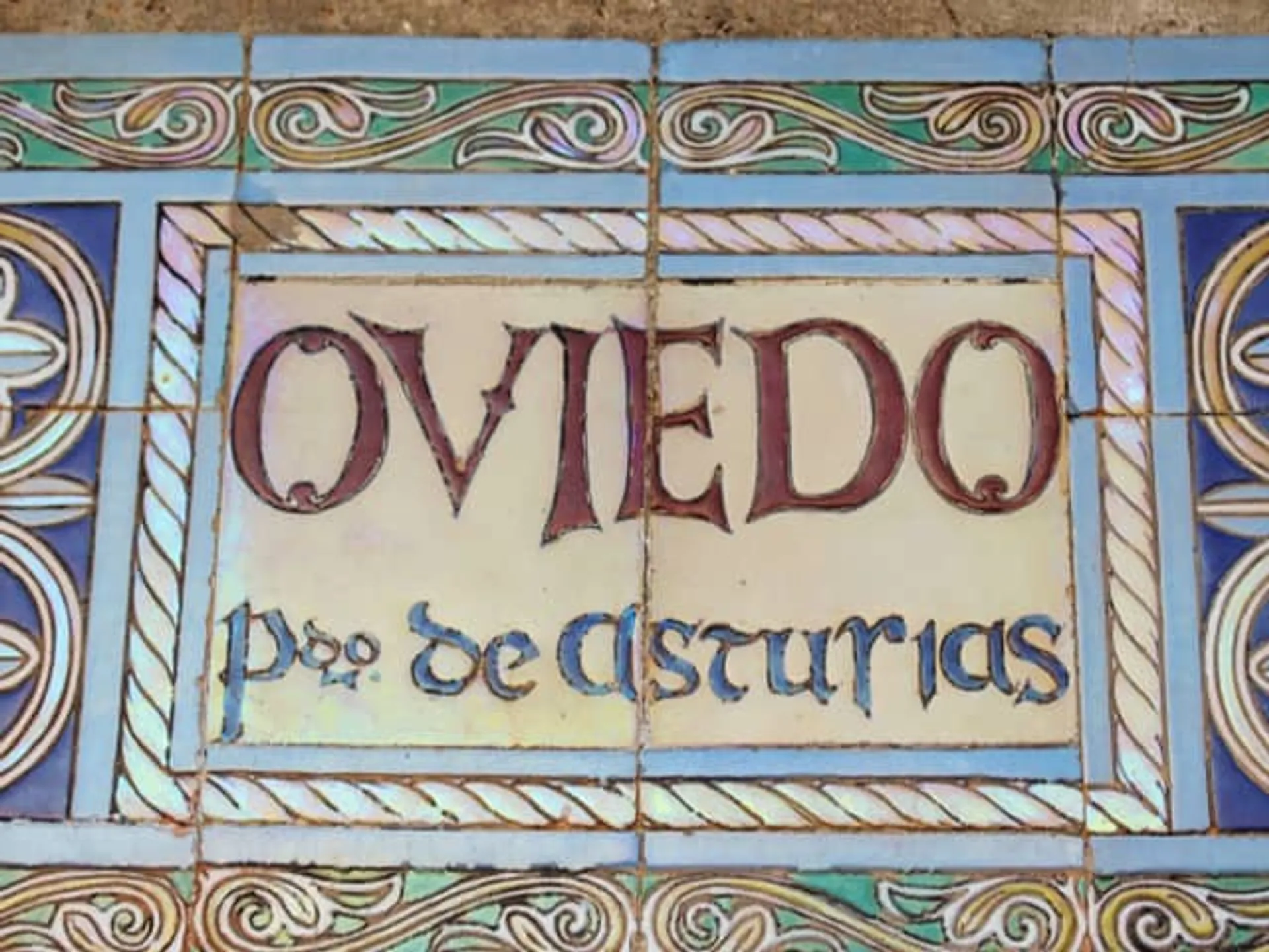 Placa de azulejos con el nombre de Oviedo-Oviedo-Guía de Viajes Buendía Tours