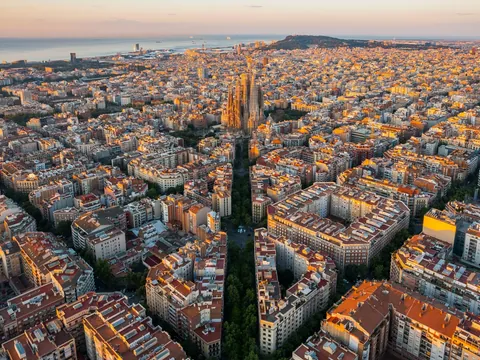 Vista aérea de Barcelona con la Sagrada Familia y el Eixample al atardecer