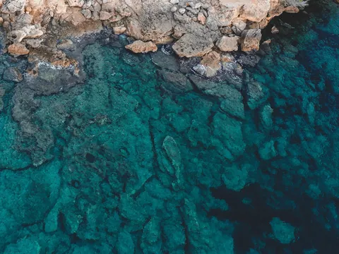 Plano aéreo de las aguas cristalinas de Pollença en Mallorca