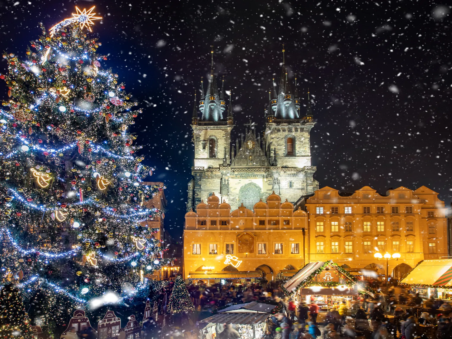 Árbol de Navidad en Praga - Los mejores destinos de Europa en el puente de diciembre 2022 - Blog - Buendía Tours