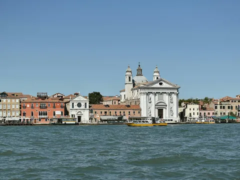 Iglesia Le Zitelle frente al canal en la isla de Giudecca, Venecia