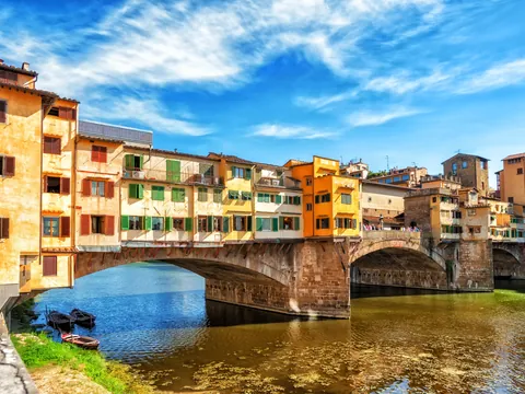 Puente Vecchio sobre el río Arno en Florencia, Italia.