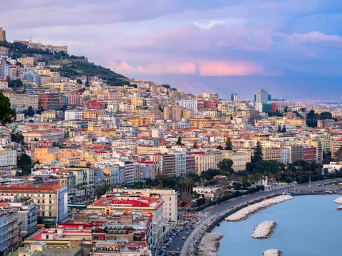 Vista aérea de Nápoles, destacando sus edificios coloridos y su puerto.