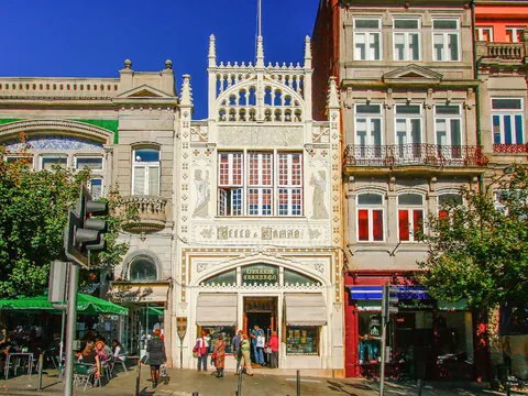 Fachada modernista de la Librería Lello, uno de los iconos más visitados de Oporto.