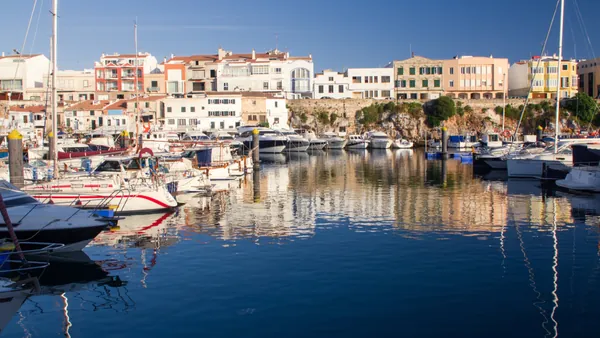 Antiguo puerto natural con casas tradicionales, terrazas y una historia ligada al comercio y la defensa marítima.