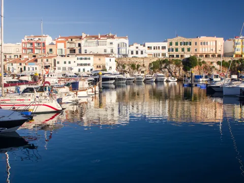 Antiguo puerto natural con casas tradicionales, terrazas y una historia ligada al comercio y la defensa marítima.