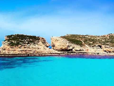 Excursión en barco a la Isla Comino, la Laguna Azul y sus cuevas desde Bugibba