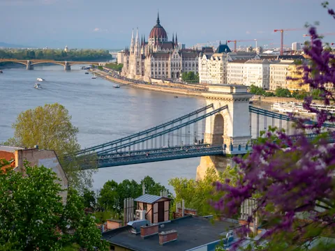 Vista aérea de Budapest con el Puente de las Cadenas y el Parlamento junto al Danubio