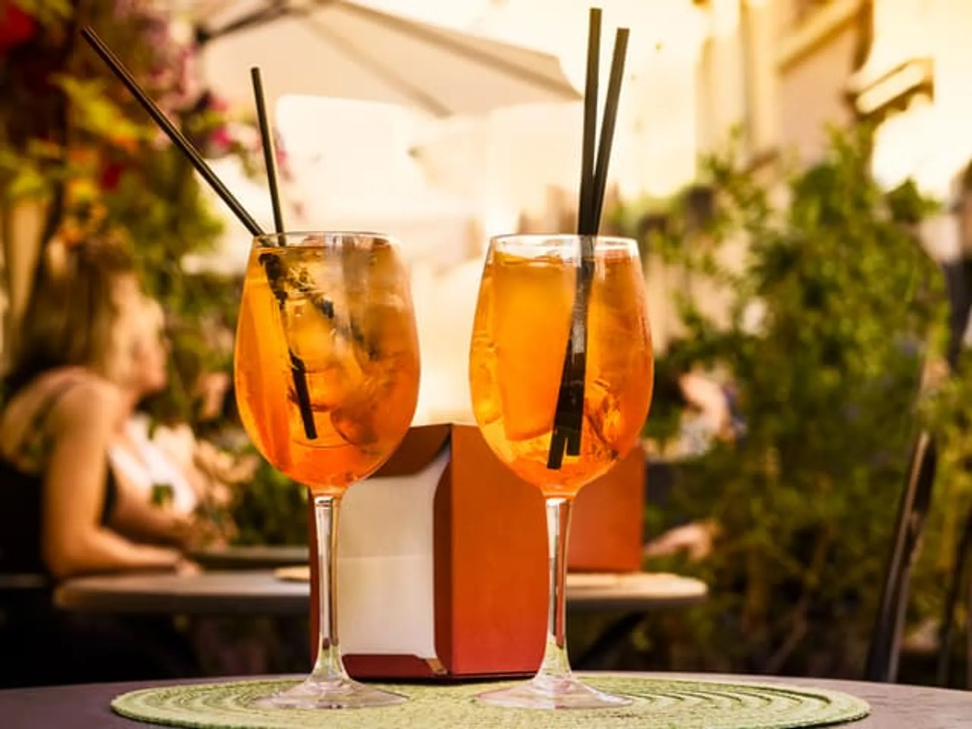 Aperol en terraza de Roma-Los mejores Spritz, el aperitivo de Roma-Fiesta en Roma-Qué hacer en Roma-Guía de Viajes Buendía Tours
