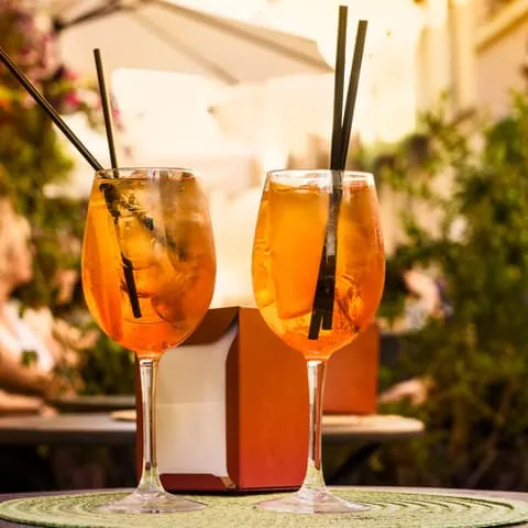 Aperol en terraza de Roma-Los mejores Spritz, el aperitivo de Roma-Fiesta en Roma-Qué hacer en Roma-Guía de Viajes Buendía Tours