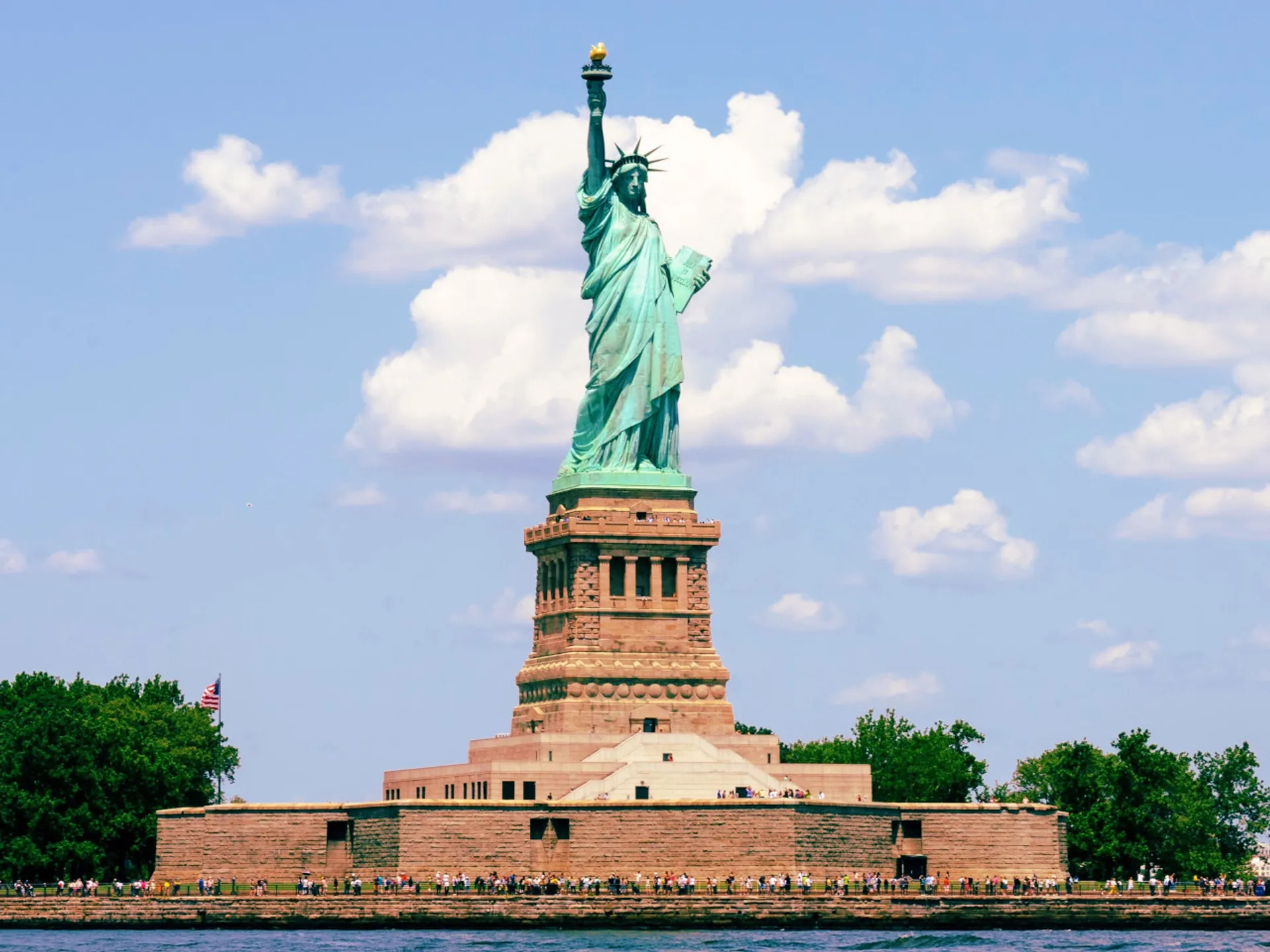 Vista Estatua de la Libertad con Nueva York - Estatua de la Libertad - Qué ver en Nueva York - Guía de Viajes Nueva York - Buendía Tours