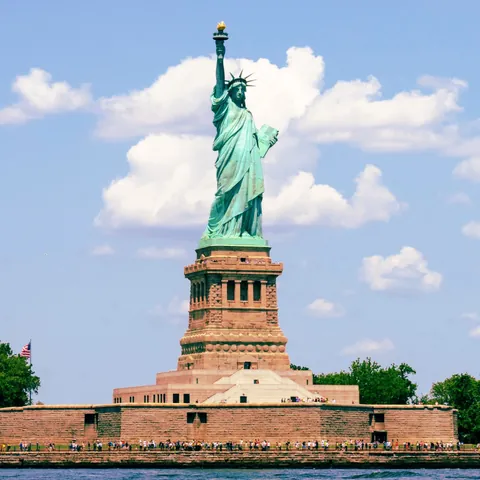 Vista Estatua de la Libertad con Nueva York - Estatua de la Libertad - Qué ver en Nueva York - Guía de Viajes Nueva York - Buendía Tours