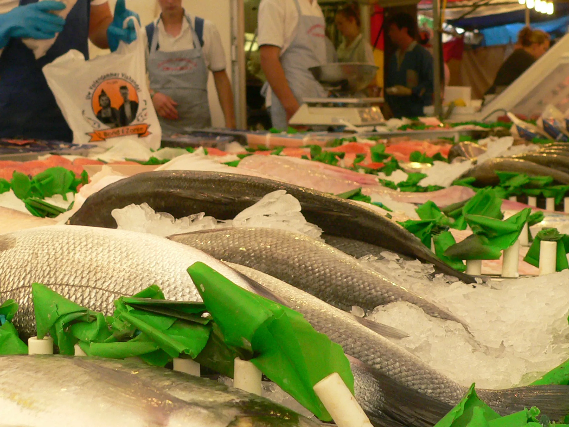 Puesto de pescado en el Mercado del Norte de Ámsterdam-