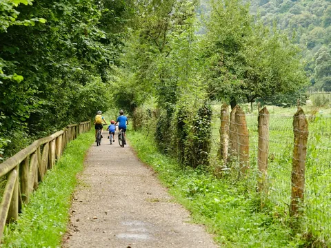 Familia en bicicleta por la Senda del Oso, Asturias