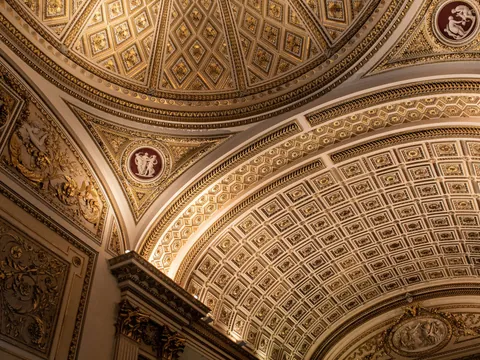 El conocimiento del guía te permitirá conocer todos los detalles del interior de la galería.