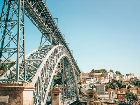 Puente Dom Luís I en Oporto sobre el río Duero en un día soleado.