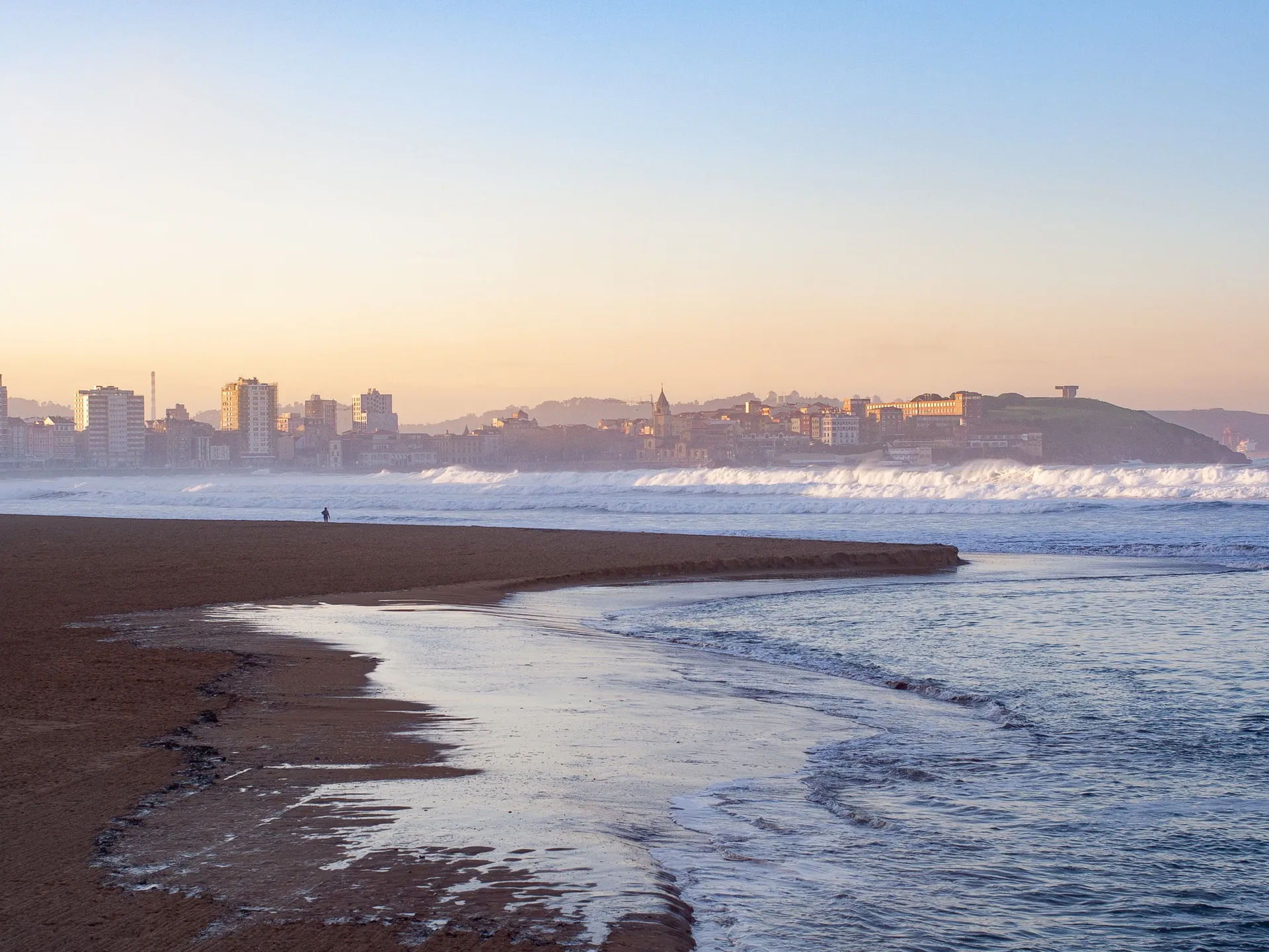 Playa de San Lorenzo con Gijón de fondo - HOME Gijón - Guía de Viajes Gijón - Buendía
