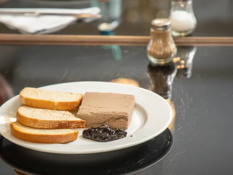 Paté de ganso, una de las degustaciones del tour, en el Café Stefanka.