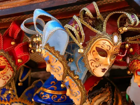 Máscaras venecianas artesanales en un taller tradicional de Venecia