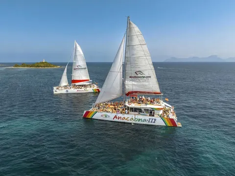 Varios barcos flotando en las tranquilas aguas del mar, creando un paisaje marítimo sereno.